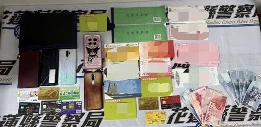 警方查扣手機及金融卡等證物。警方提供