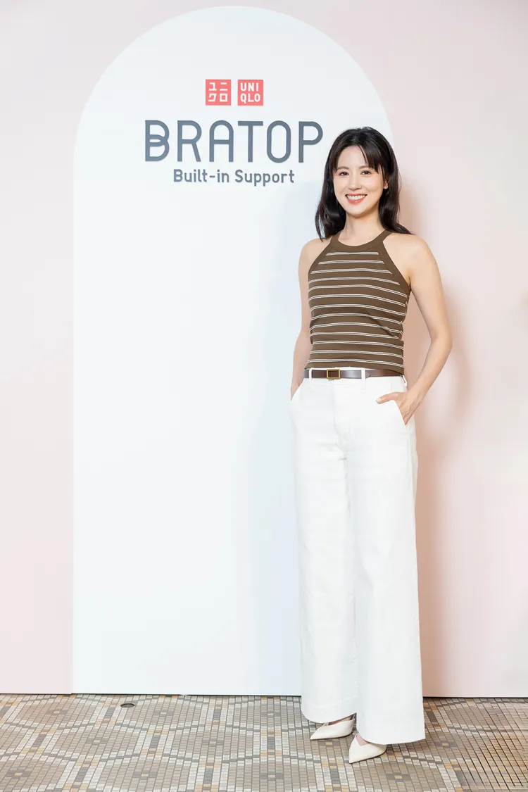 林予晞換上卡其色條紋繞頸削肩BRATOP坦克背心，搭配白色寬版牛仔褲。品牌提供