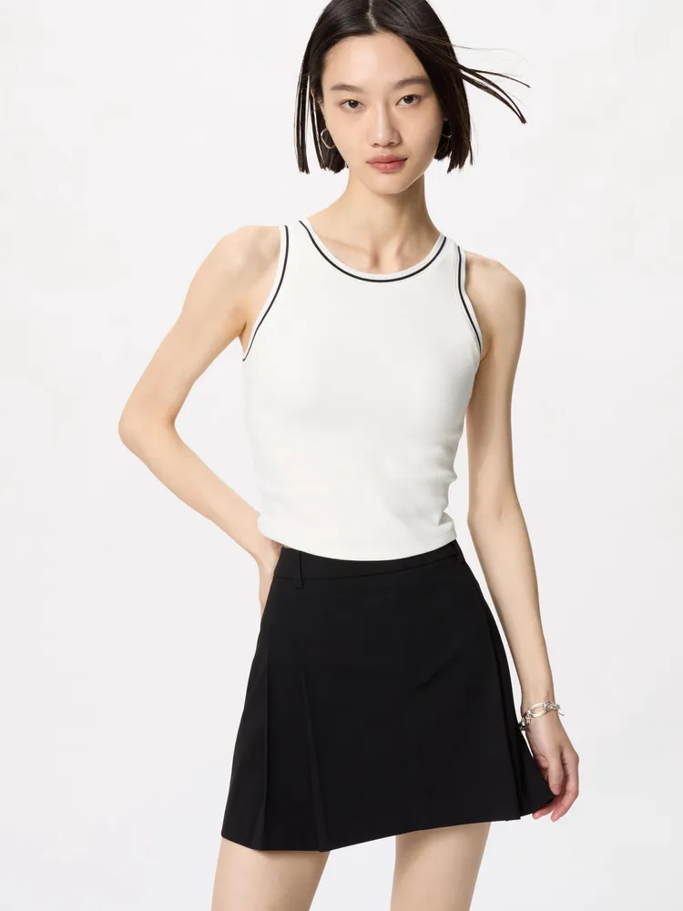 UNIQLO BRATOP削肩短版背心（撞色滾邊），790元。品牌提供