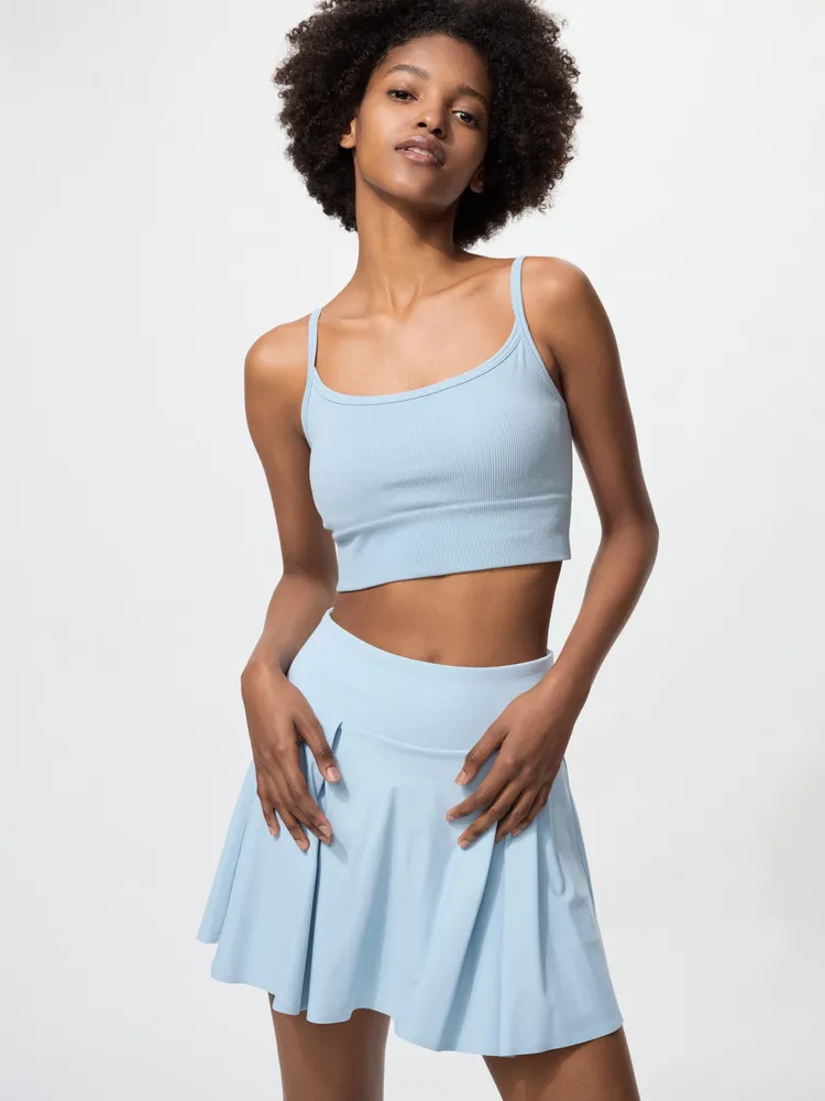 UNIQLO無縫短版BRATOP細肩帶背心，790元。品牌提供