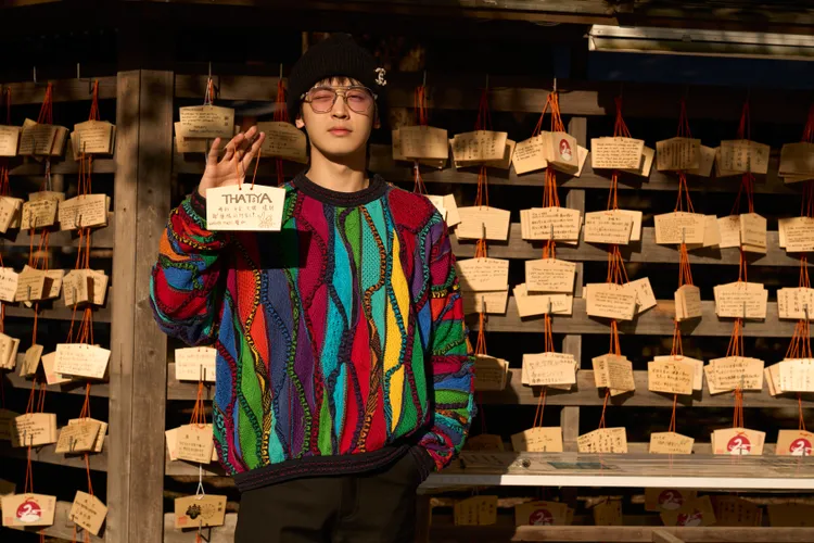 小樂前往明治神宮祈求一切平安順利。圖／華納音樂提供