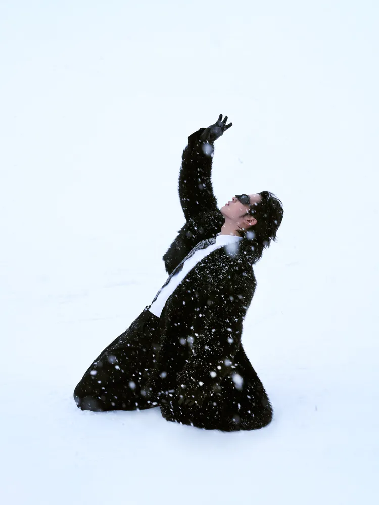 小樂在雪地唱跳不喊冷。圖／華納音樂提供