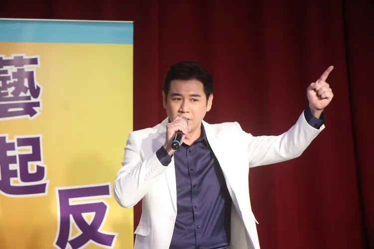 陳熙鋒上台演唱宣導反詐騙。攝影中心攝