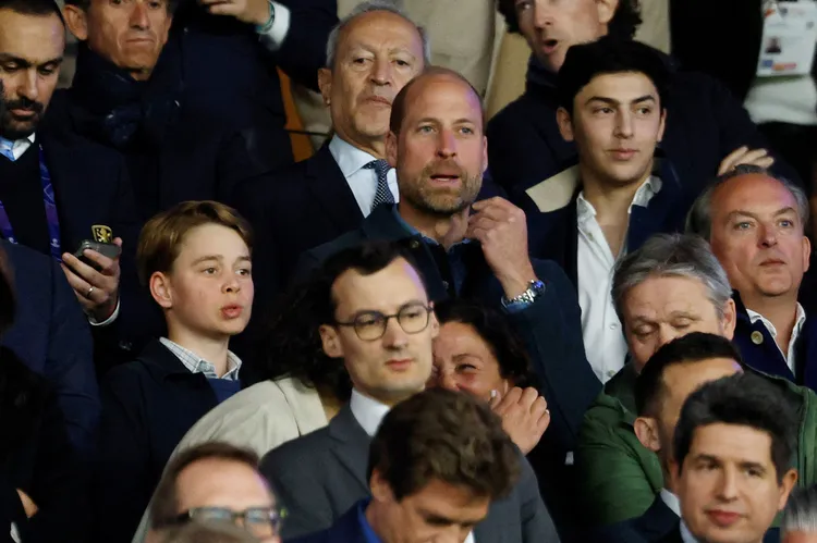 威廉王子（後排中）帶兒子喬治（左）到巴黎看球賽。路透