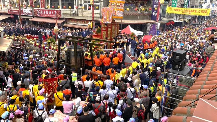 今早在嘉義縣新港奉天宮舉行的祝壽大典，鄭銘坤全程參與未受腳傷影響。嘉義縣政府提供