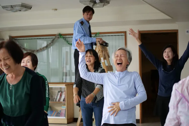 陸弈靜戲裡參加「愛笑瑜珈」課程。公視提供