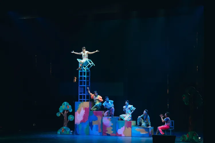 FOCASA馬戲團晚間帶來壓軸演出《潘朵拉的盒子》，觀眾驚呼連連。文化局提供