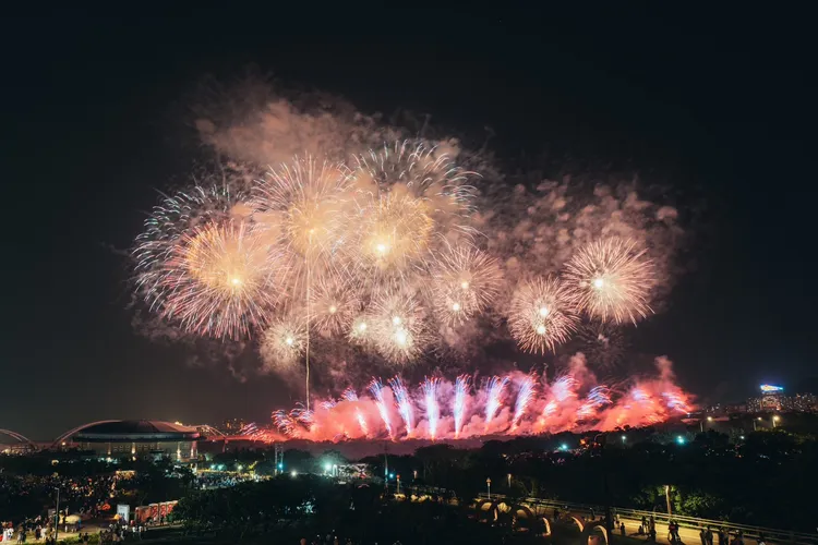 300秒煙火閃耀整個三鶯新生地，為新北帶來藝術新地標。文化局提供