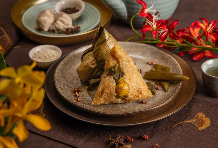 全新口味推出剝皮辣椒雞風味與客家粿粽，粽禮獻上單款或組合，價格自580元至1780元不等。業者提供