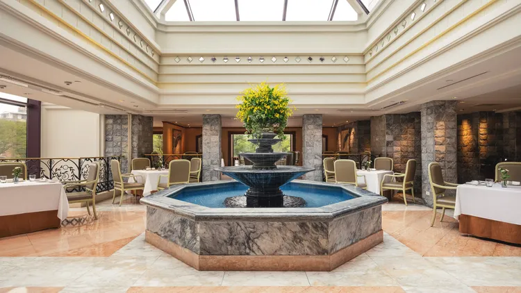 寶艾西餐廳獻出多重頂鮮珍饌囊括波士頓龍蝦、海膽生蠔以及豪邁碳烤海鮮盤等，每套4280元+10%。業者提供