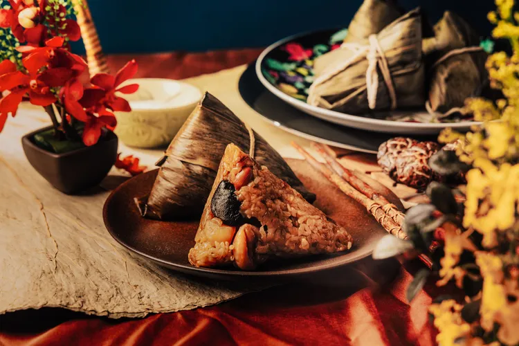 連年熱賣萬顆「豐華北部粽」秘製配方滷製五花肉、干貝及香菇等食材包入粽葉蒸煮，打造噴香垂涎滋味。業者提供