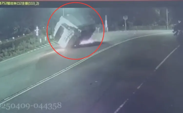 陳姓司機下山失控翻覆撞上護欄，打橫在路中間。翻攝畫面