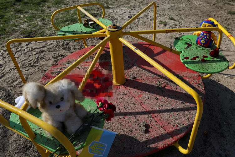 被轟炸的遊樂場仍可看到受害幼童的血跡（已打碼）。路透社
