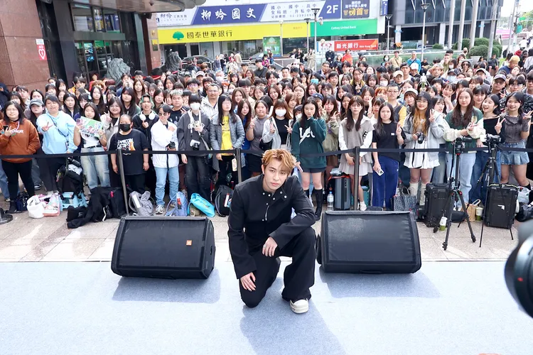 Tyson Yoshi與粉絲們拍大合照。娛樂中心攝