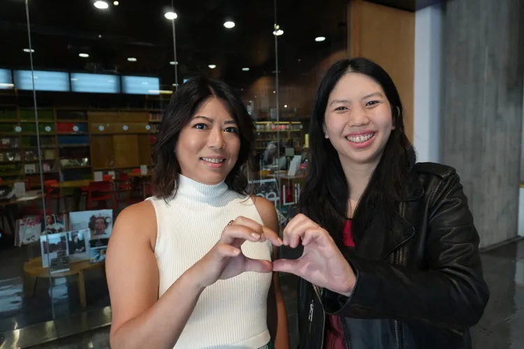 學者蔡佩真（左）和黃麗慧（右）分別從美國和加拿大搭機來倫敦參加「多元聲音：重構台灣新電影」研討會，她們期盼台灣電影在國際上發光發熱。 中央社