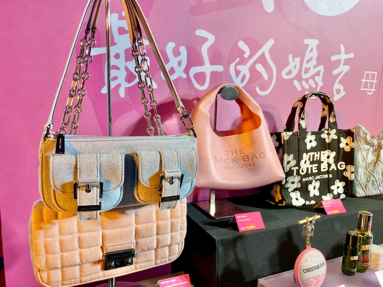 新光三越母親節檔期特別推出「母女同款」商品系列，包含精品服飾及3C家電等，可享一件送媽媽、一件給自己的優惠組合。莊偉祺攝