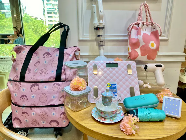遠東SOGO忠孝館母親節活動，回饋禮可免費拿櫻桃小丸子三層摺疊滑輪旅行袋等周邊商品。莊偉祺攝