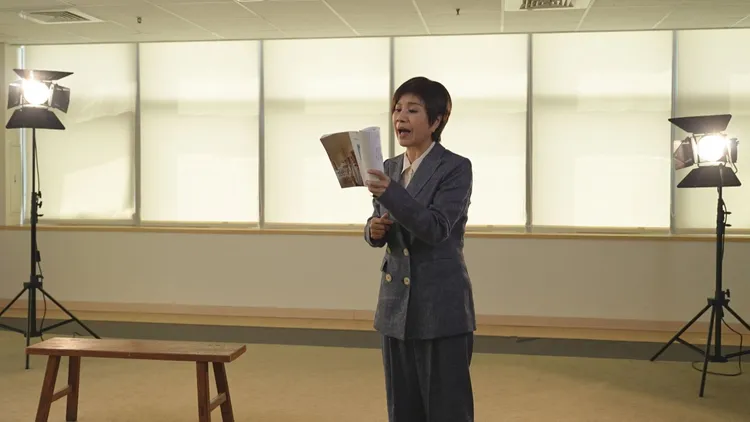 唐美雲學習用台語詩句轉調成歌仔戲。公視台語台提供