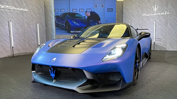 本次發表的 GT2 Stradale 採用 Maserati Fuoriserie 客製化部門精心打造的特殊消光塗裝 Digital Aurora Matte。林浩昇攝