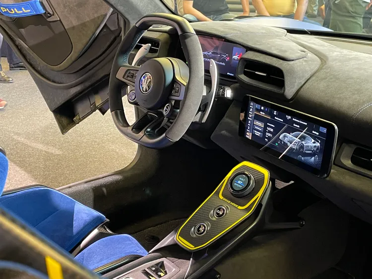 中央區域則配置同樣為 10.25 吋的高解析觸控螢幕，可用以顯示並分析車輛性能數據。林浩昇攝