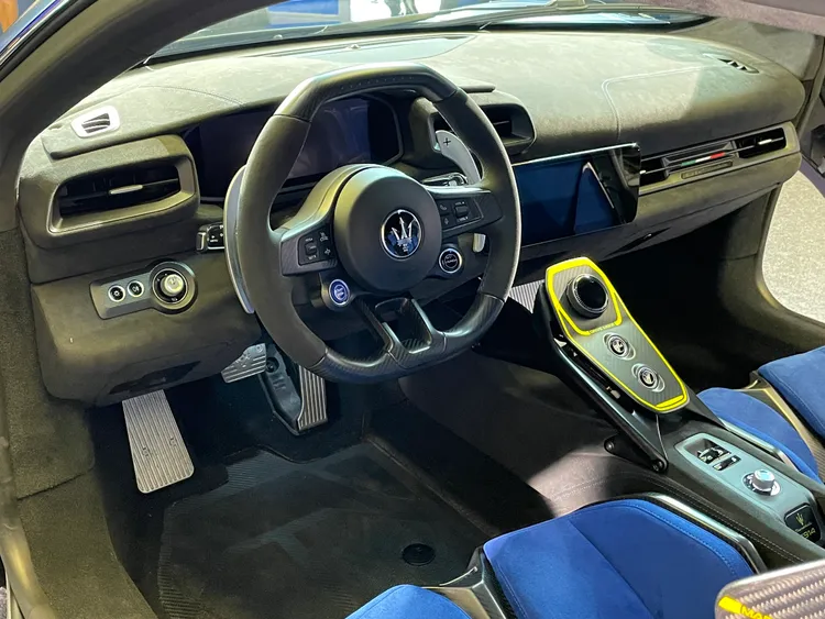 GT2 Stradale 結合 Maserati GT2 賽車與 MC20 的設計語彙，搭載由 Dallara 賽車工作室打造的單體式碳纖維車艙，以黑色 Alcantara 麂皮材質鋪陳，勾勒出極具駕駛導向的競技氛圍。林浩昇攝