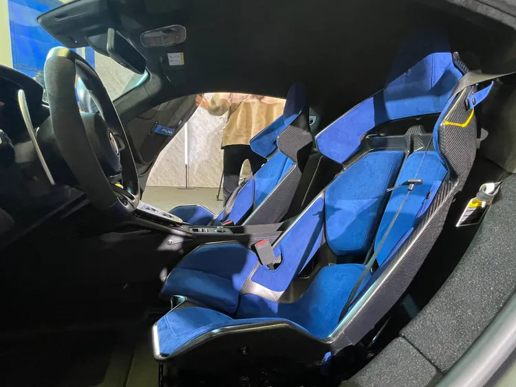 座椅則選用義大利 Sabelt 製造的輕量化單體式碳纖維賽車座椅與可選配的四點式安全帶。林浩昇攝