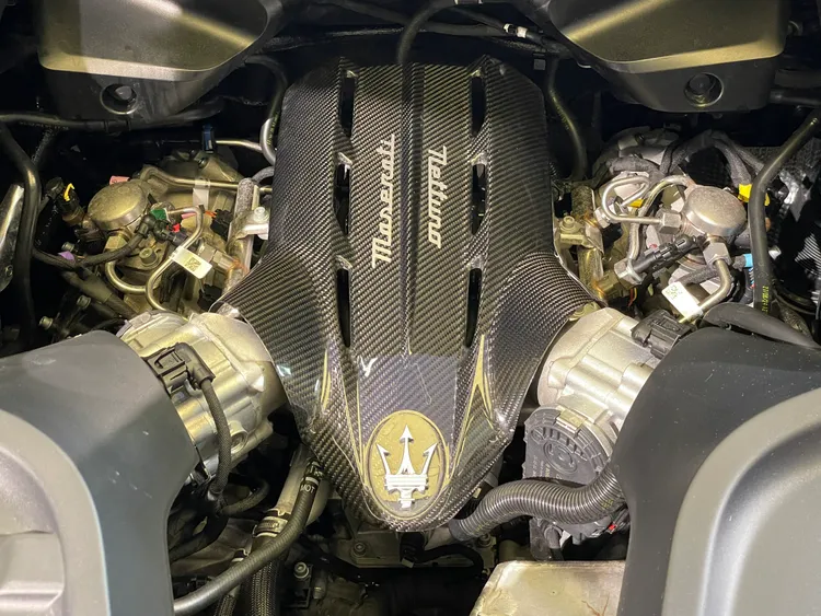 GT2 Stradale搭載品牌自主研發的「Nettuno 海王星」引擎，採用3.0L V6雙渦輪增壓引擎及F1的預燃室技術，輸出高達640匹最大馬力，0-100km/h加速僅需2.8秒。林浩昇攝