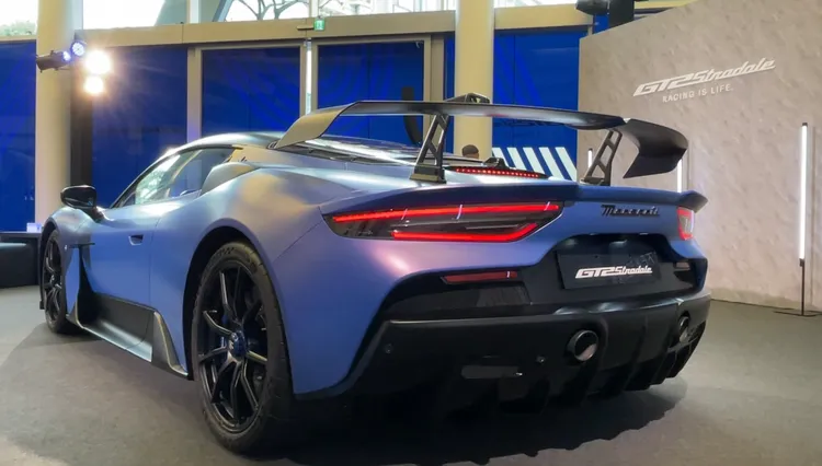 車尾部分，全新三段式可調整消光碳纖維後尾翼可依據駕駛情境所需之下壓力需求靈活調整，強化高速穩定性與刁鑽操控性能表現。林浩昇攝