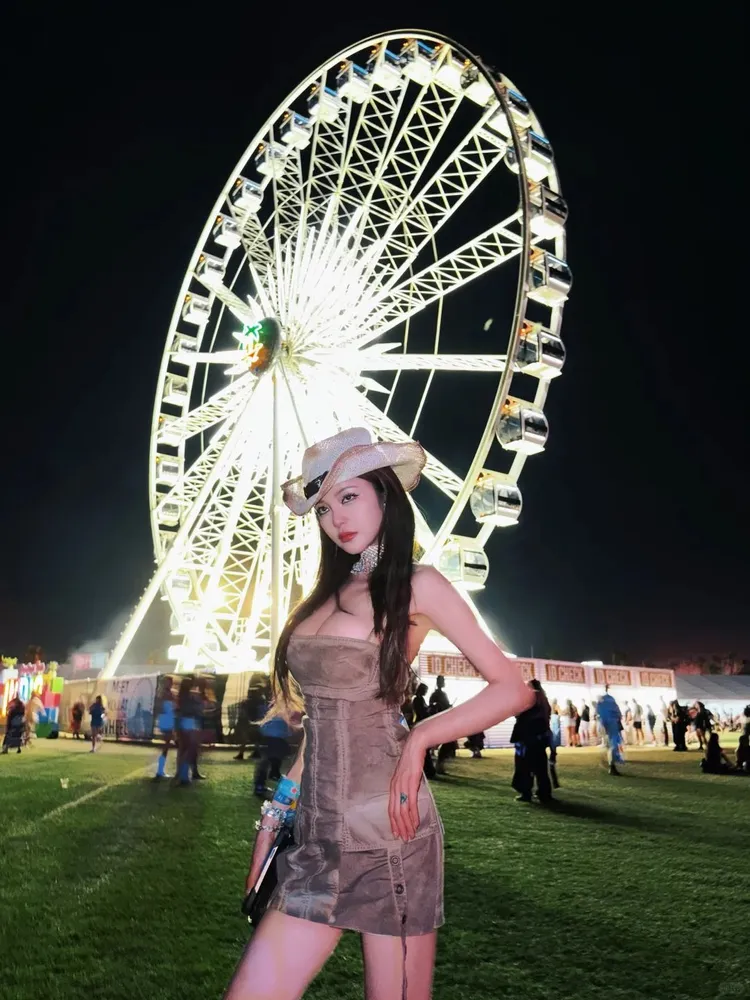 周揚青以夢幻的Coachella摩天輪為背景拍照。翻攝周揚青小紅書