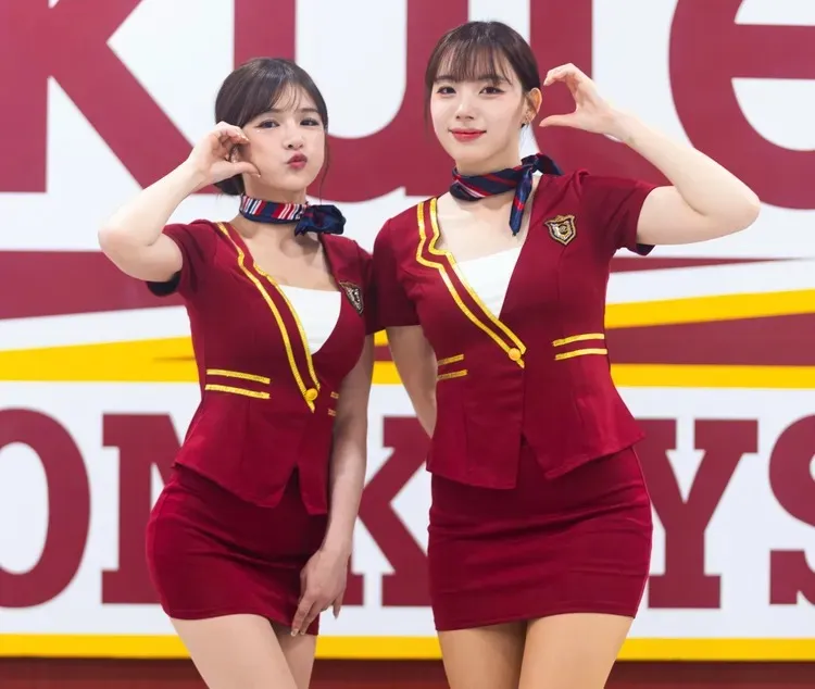 岱縈（左起）、河智媛走空姐制服風。樂天桃猿提供