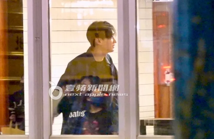 過不久後SJ成員銀赫也到了，一樣與店員打完招呼往樓上走。特勤中心攝