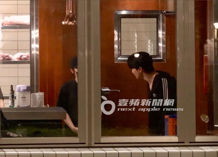 SJ隊長利特吃完慶功宴後，也同樣有禮貌的與服務生點頭致意。特勤中心攝