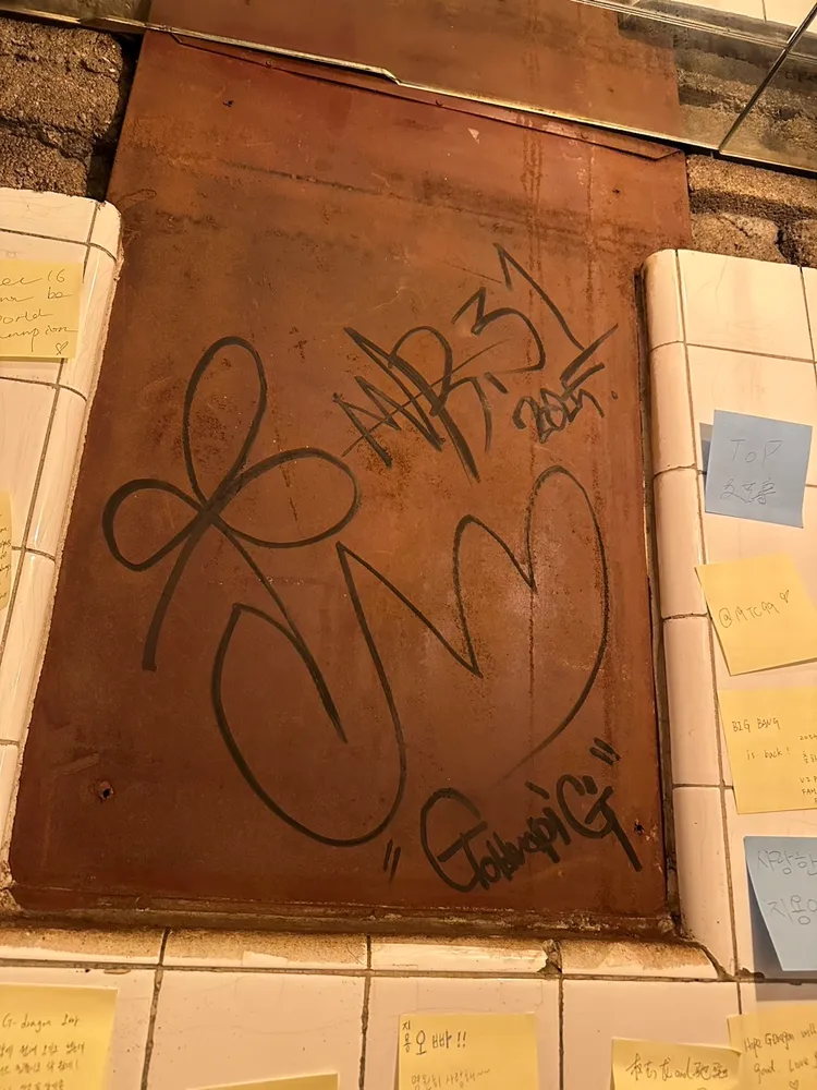 韓國巨星GD權志龍，三個星期前才到「金豬食堂」首爾店辦慶功宴，在店內留下簽名。