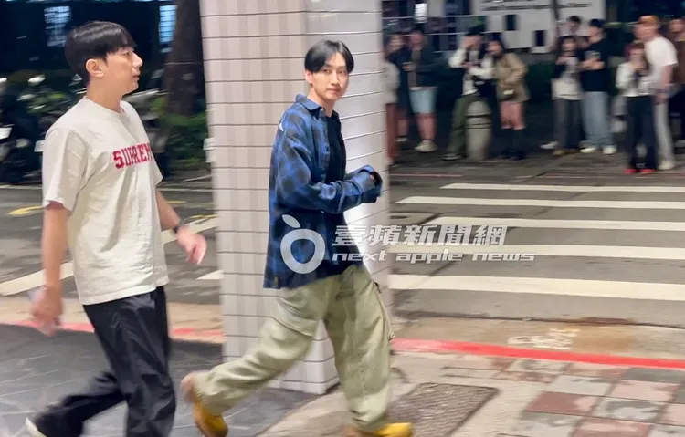 SJ成員銀赫走出店外與等候已久的粉絲點頭打招呼。特勤中心攝