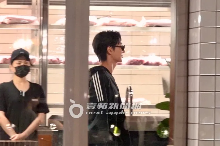 利特戴著帥氣墨鏡走入店內，跟店員打招呼完往樓上走去。特勤中心攝