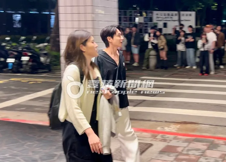 慶功宴結束，利特脫下墨鏡與粉絲揮手完也往車上移動。特勤中心攝