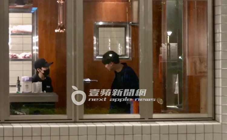 享用完家鄉味美食後，銀赫離開前與服務生禮貌點頭致意。特勤中心攝