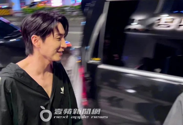 確認是兩人上錯對方的車後，利特笑了笑回到原本的車上。特勤中心攝