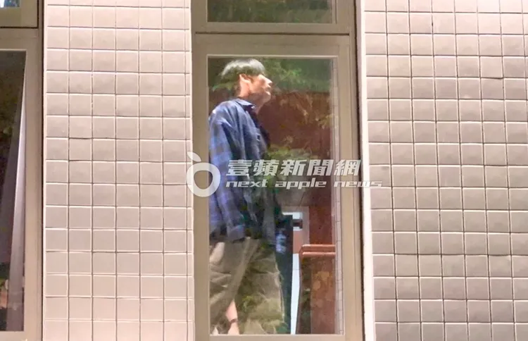 銀赫走到2樓後繼續往3樓移動，在比較隱密的區域用餐。特勤中心攝