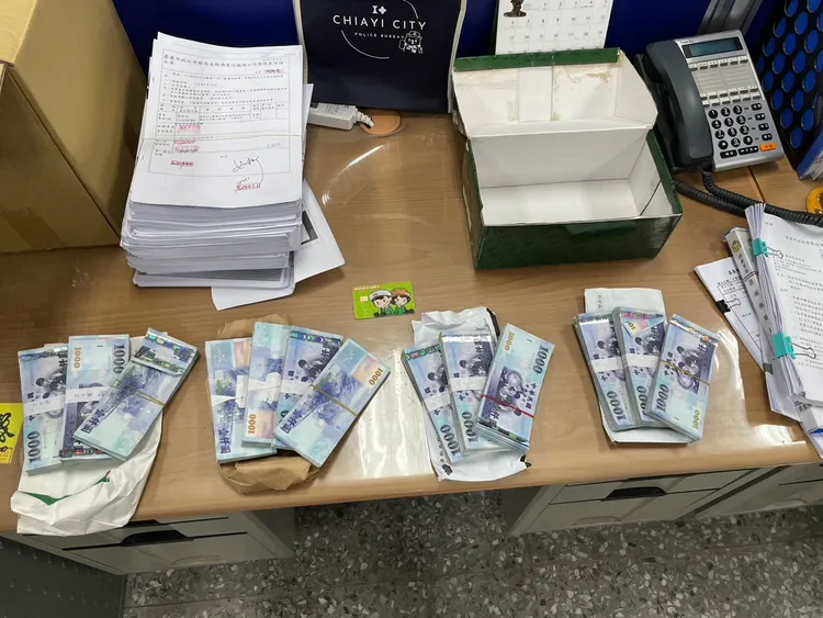 嘉市警方依據線報，埋伏逮捕2名車手，阻詐113萬元，並將向上溯源追查。民眾提供
