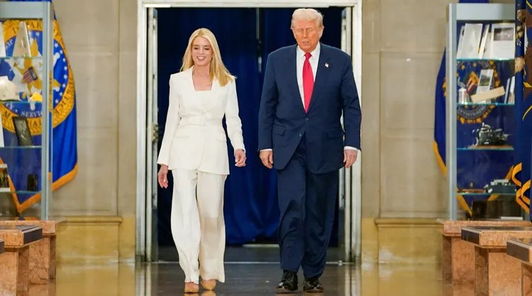 高大霸氣的美國總統川普（右）與司法部長邦迪走進司法部大廳。路透社