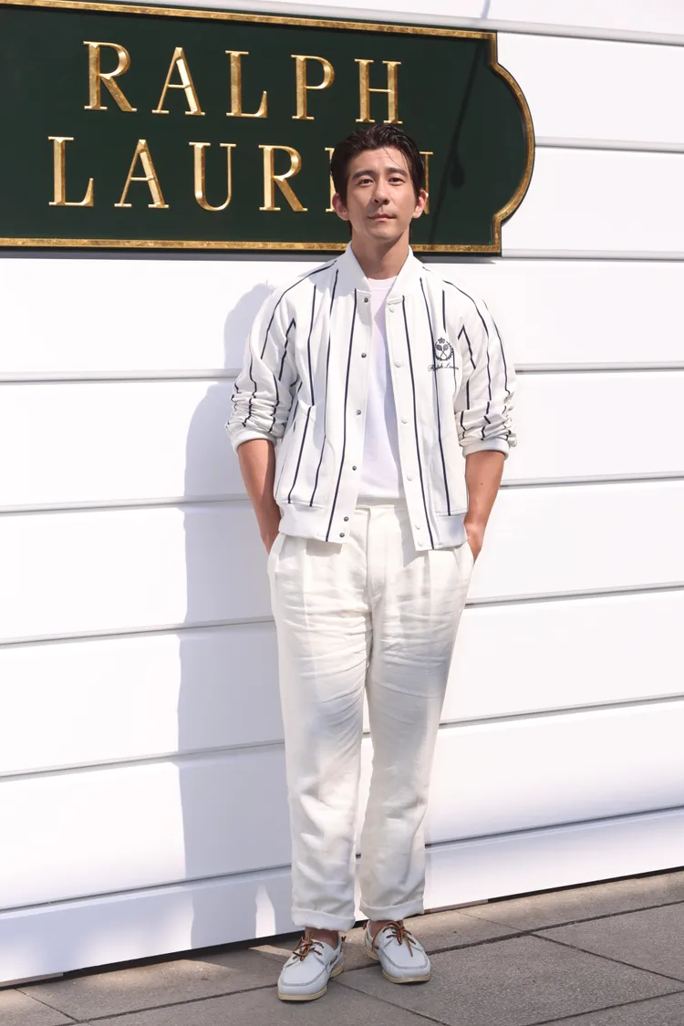 修杰楷以Purple Label系列的針織上衣外搭條紋夾克，展現明亮的白色系紳士風格。彭欣偉攝
