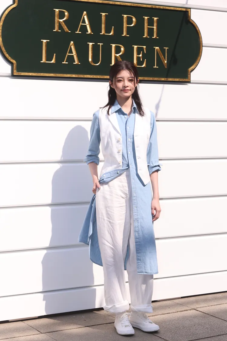詹⼦萱選擇Polo Ralph Lauren系列藍⾊襯衫式洋裝外搭⽩⾊⻄裝式背⼼，打造活力層次感穿搭。彭欣偉攝
