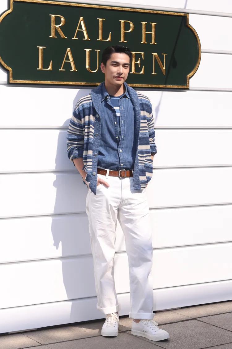 曾敬驊換上深藍⾊條紋針織外套相當帥氣，但在烈日之下有些厚重。彭欣偉攝
