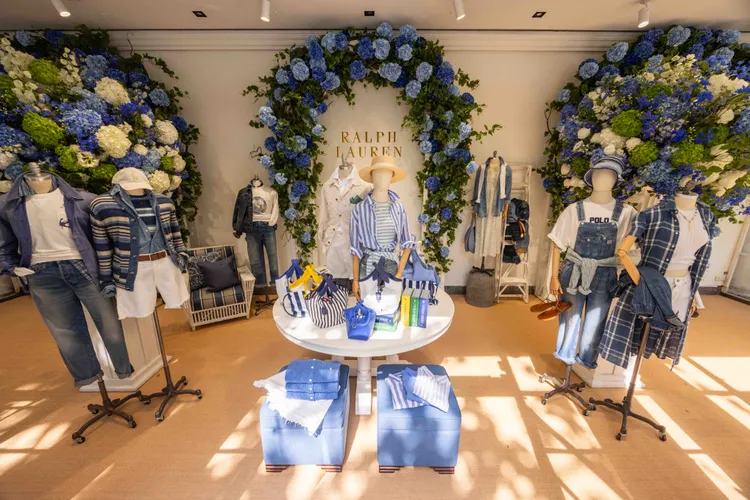 RALPH LAUREN 2025春季系列將海濱自然詩意與都市摩登格調相融合。品牌提供