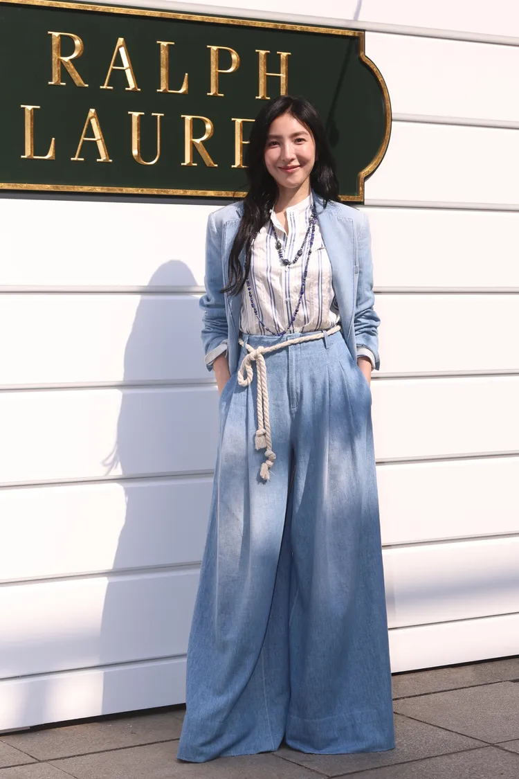 楊謹華換上淺色⽔洗丹寧套裝、藍白相間條紋上衣、落地褲，造型相當清爽。彭欣偉攝