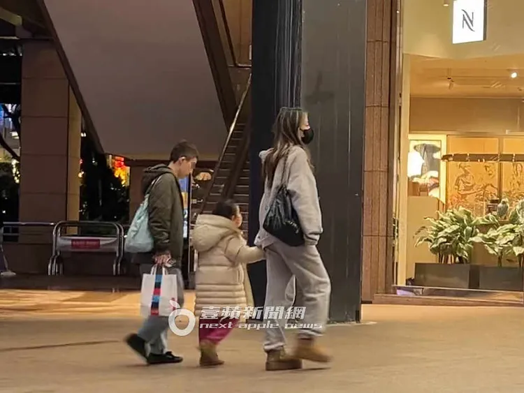 蔡詩芸母女與保母走在香堤廣場，從新光三越A8走到A11新天地繼續血拼。特勤中心攝