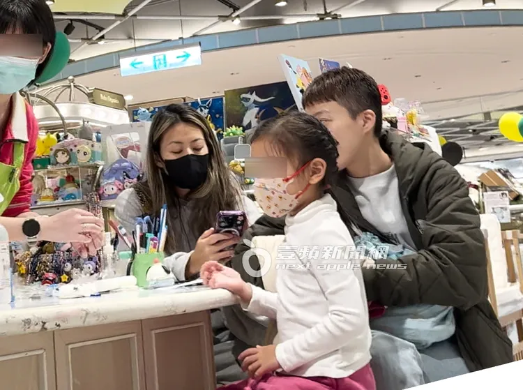 女兒手作上課時保母坐旁邊，蔡詩芸（左）在斜對面時不時回覆手機訊息。特勤中心攝