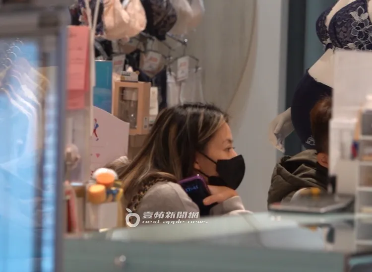 蔡詩芸在百貨公司4樓嬰幼兒專區，陪伴女兒享受親子時光。特勤中心攝