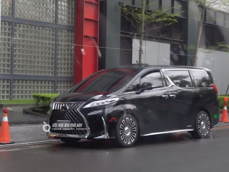 蔡詩芸的保母車是Lexus LM，改裝老公王陽明EMC的輪框，十分搶眼。特勤中心攝